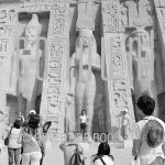 20-04-2007 Egypte.

[keywords]Black & White Image, Pyramide, Tourists[/keywords]